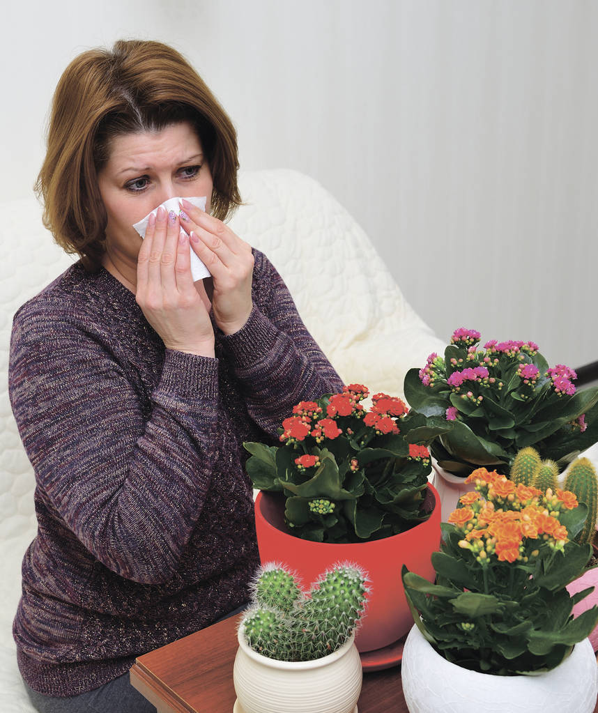 Vrouw met allergische rhinitis van kamerplanten - Foto, afbeelding