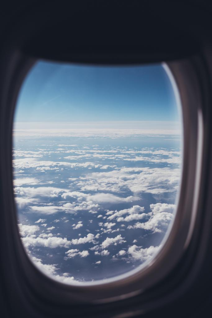vista del cielo azul nublado desde la ventana del avión
 - Foto, Imagen