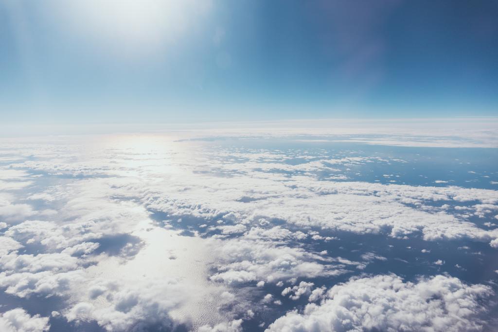 вид голубого облачного неба на фоне
 - Фото, изображение
