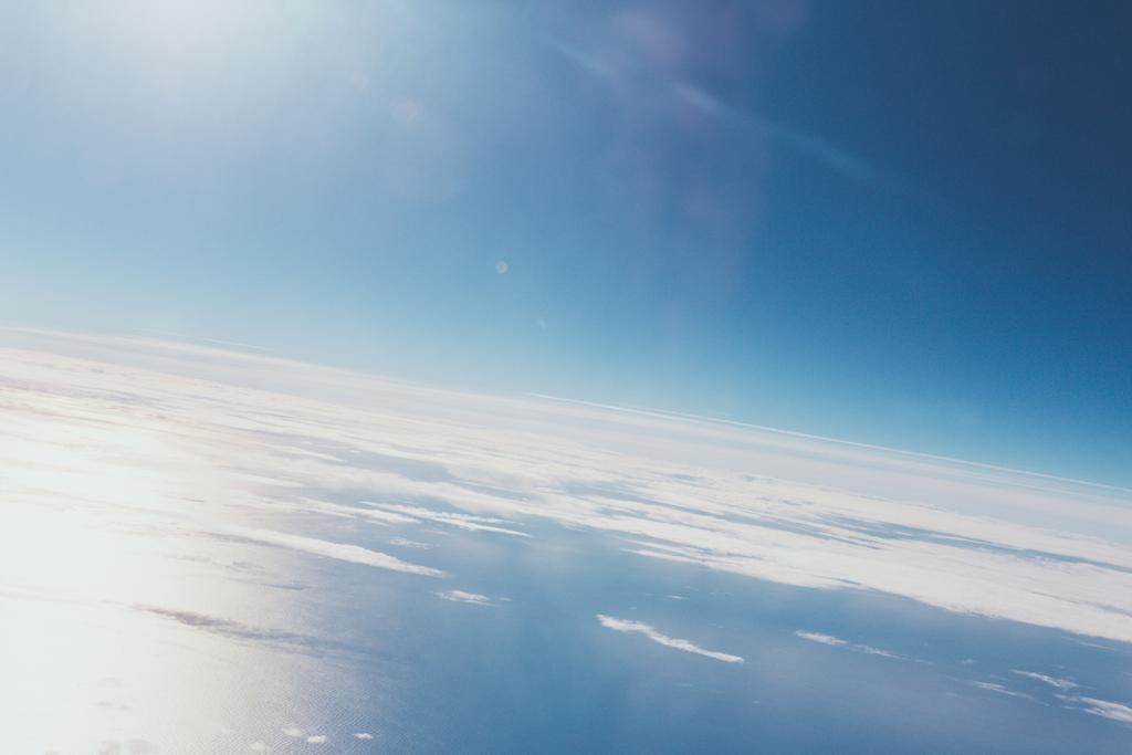 weergave van blauwe bewolkte hemel als achtergrond - Foto, afbeelding