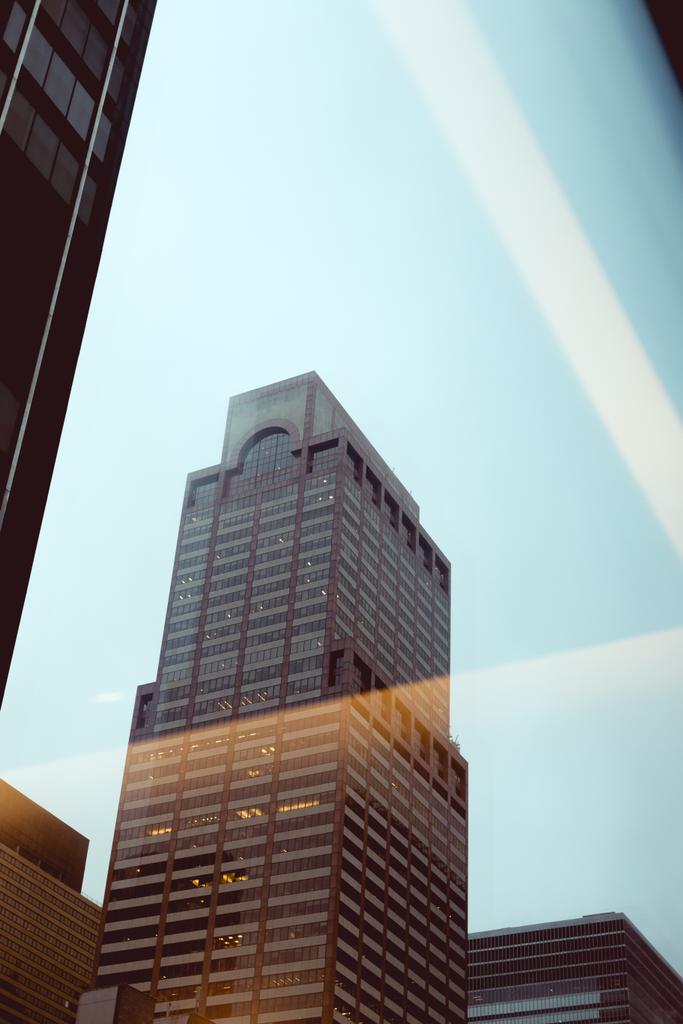vue à angle bas des bâtiments et ciel bleu clair à New York, Etats-Unis
 - Photo, image