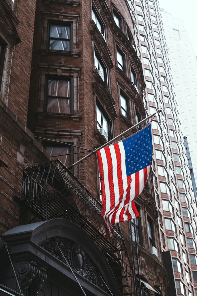 scena urbana con bandiera nazionale americana in strada, New York, Stati Uniti
 - Foto, immagini