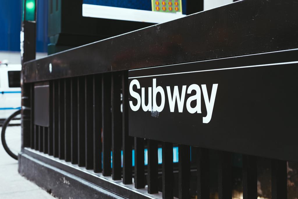 κλείνω πάνω θέα της εισόδου του μετρό στην οδό στη Νέα Υόρκη, ΗΠΑ - Φωτογραφία, εικόνα
