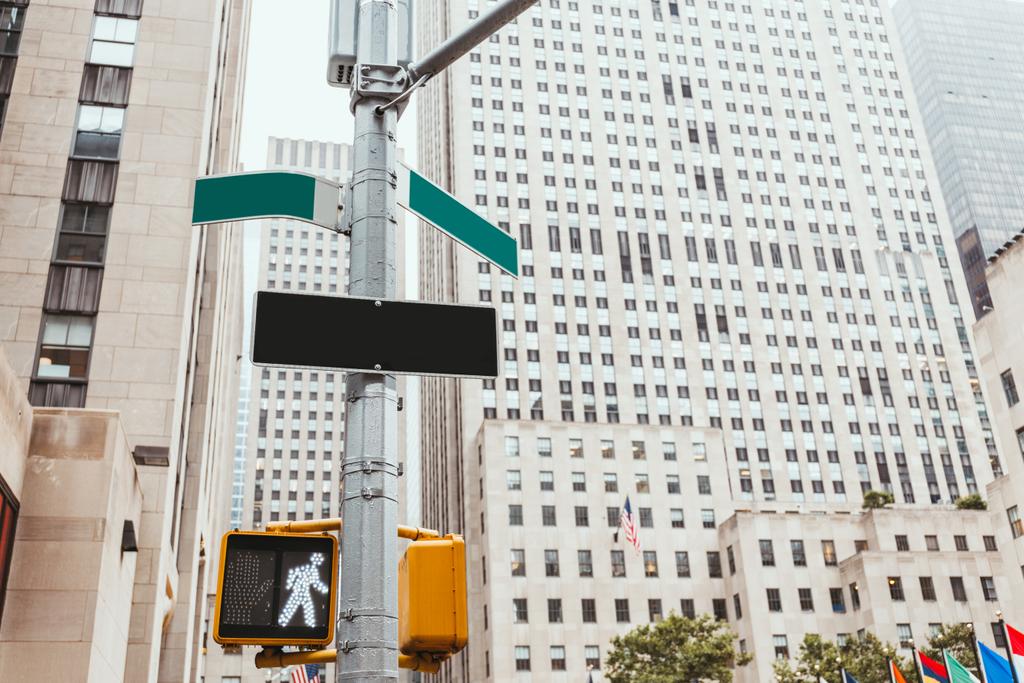 городская сцена со светофором, дорожными знаками и архитектурой нового йоркского города, США
 - Фото, изображение