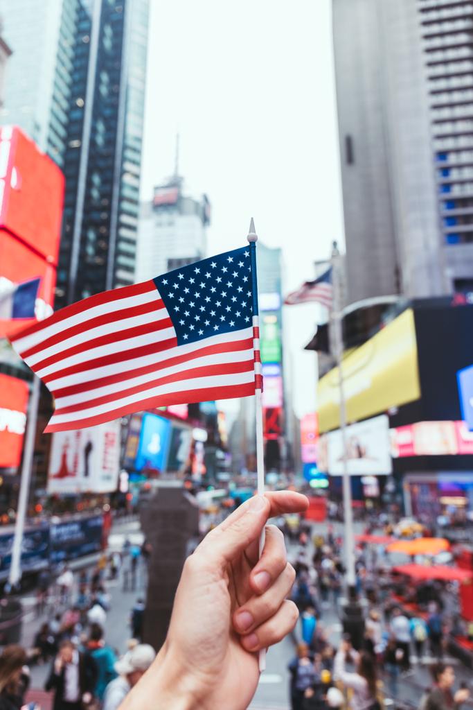 az ember, aki amerikai zászló a new york city street részleges megtekintése - Fotó, kép
