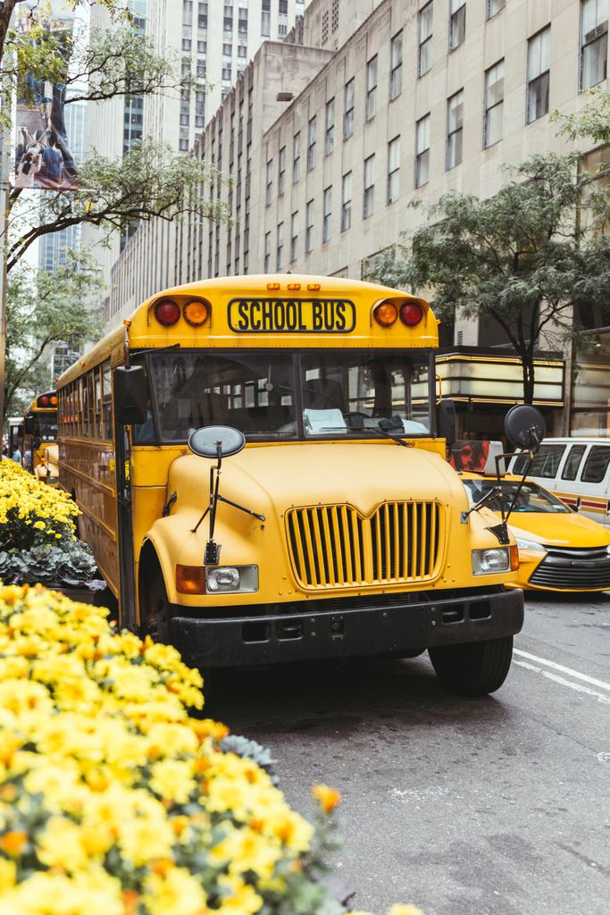 miejski scena żółty autobus szkolny i samochodów na ulicy w Nowym Jorku, Stany Zjednoczone Ameryki - Zdjęcie, obraz