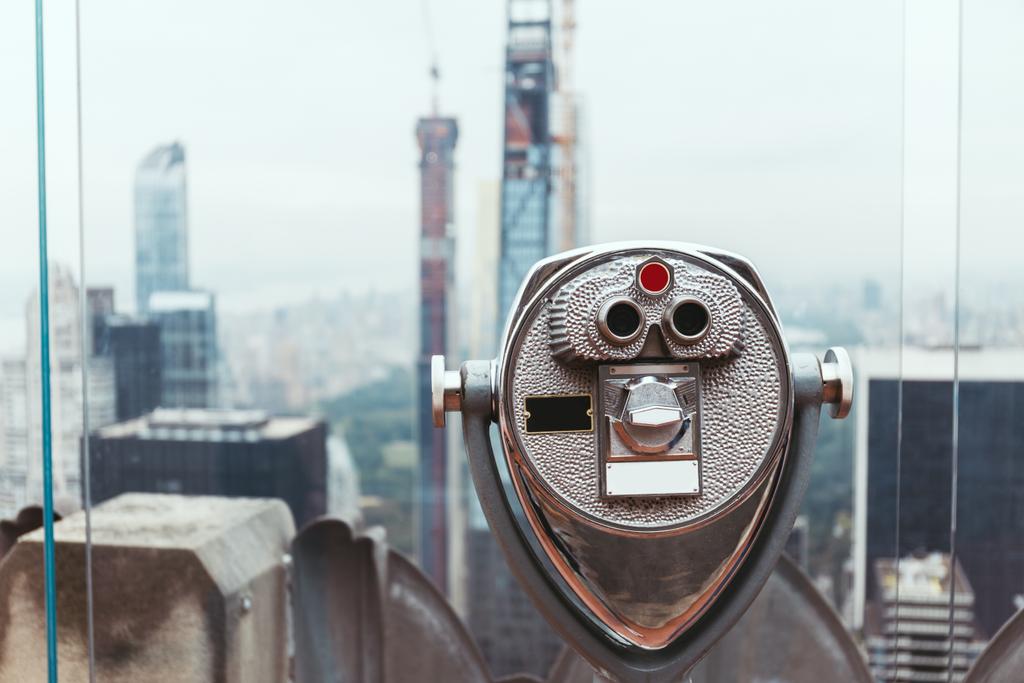 zblízka pohled ovládaná dalekohled na ochozu v new york city, usa - Fotografie, Obrázek