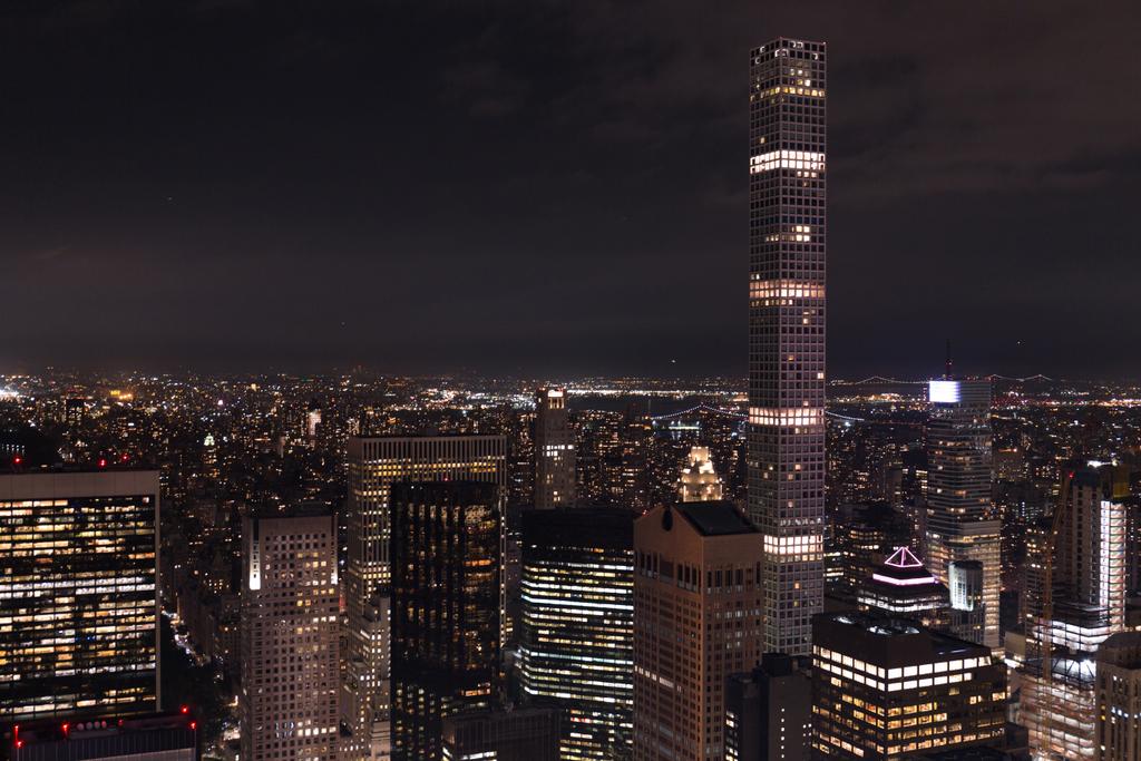antenni näkymä rakennuksiin ja yö kaupungin valot New Yorkissa, USA
 - Valokuva, kuva