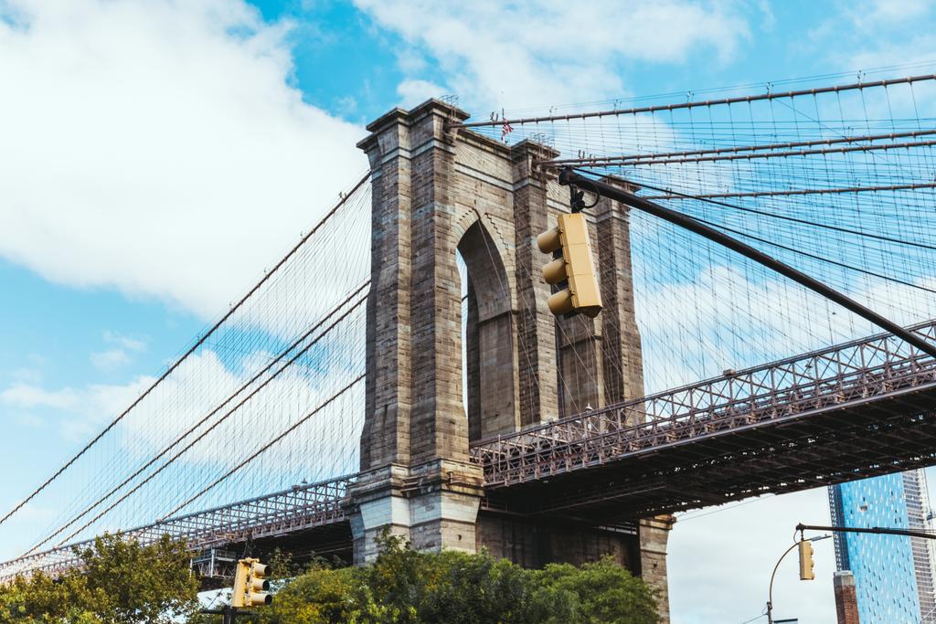 Brooklyn bridge en bewolkte hemel in new york, Verenigde Staten - Foto, afbeelding