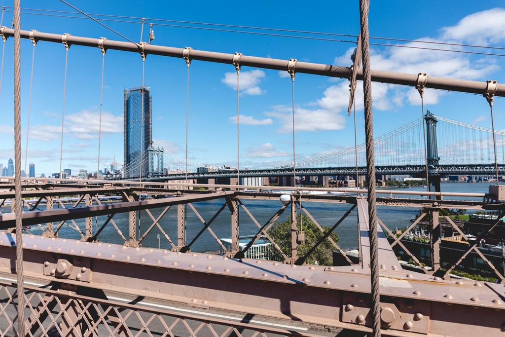 Городская сцена Манхэттена с Бруклинского моста в Нью-Йорке, США
 - Фото, изображение