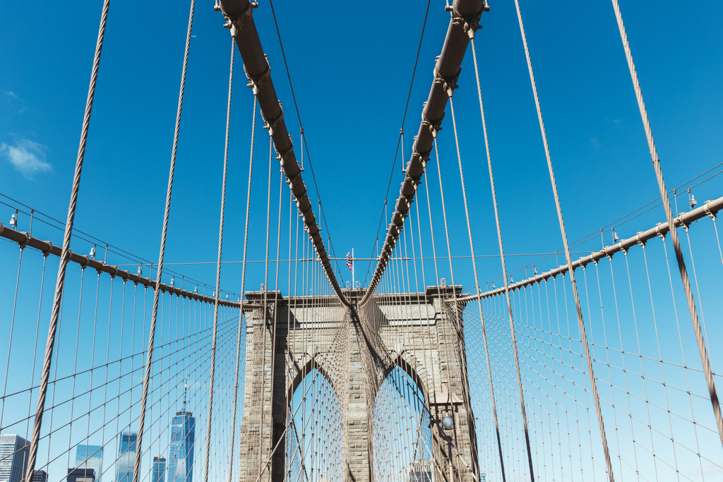 Brooklyn ponte com bandeira americana no céu azul claro e Manhattan no fundo, Nova Iorque, EUA
 - Foto, Imagem