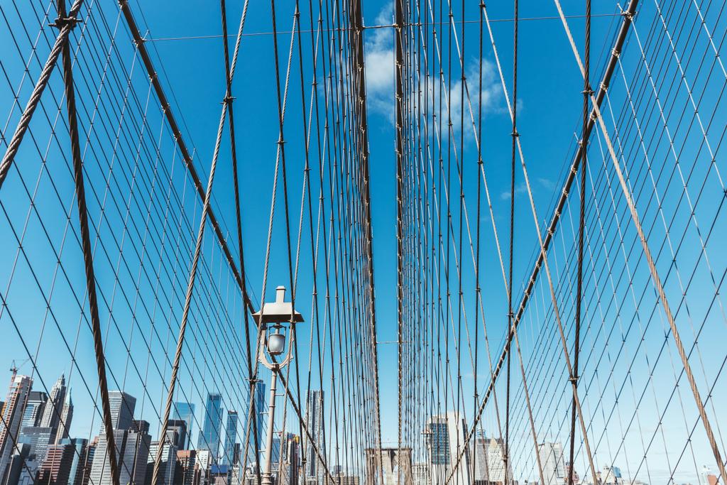 Γέφυρα του Μπρούκλιν στο μπλε του ουρανού και το Μανχάταν για φόντο, Νέα Υόρκη, ΗΠΑ - Φωτογραφία, εικόνα