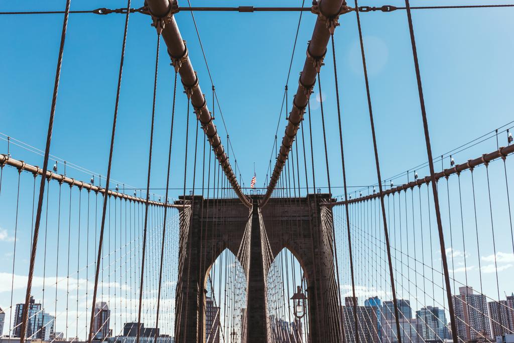 Brooklyn Köprüsü üzerinde mavi gökyüzü ve manhattan üzerinde arka plan, new york, ABD - Fotoğraf, Görsel