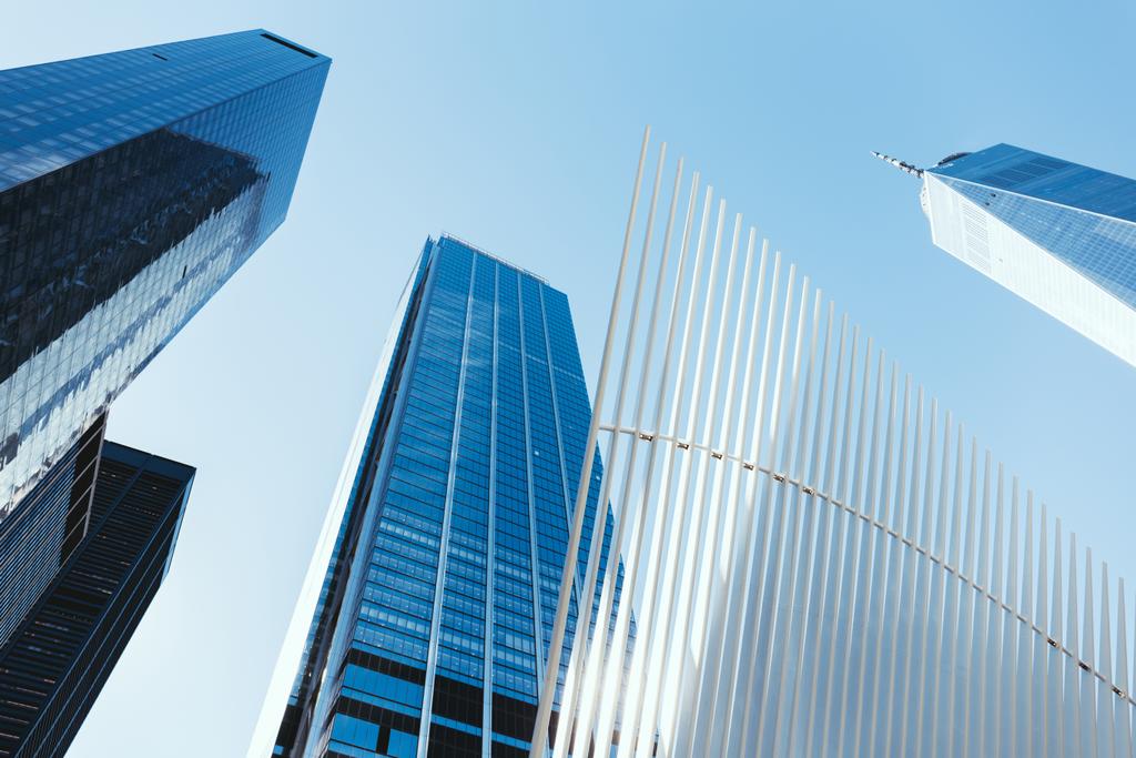 visão de baixo ângulo de arranha-céus e céu claro na cidade de Nova Iorque, EUA
 - Foto, Imagem