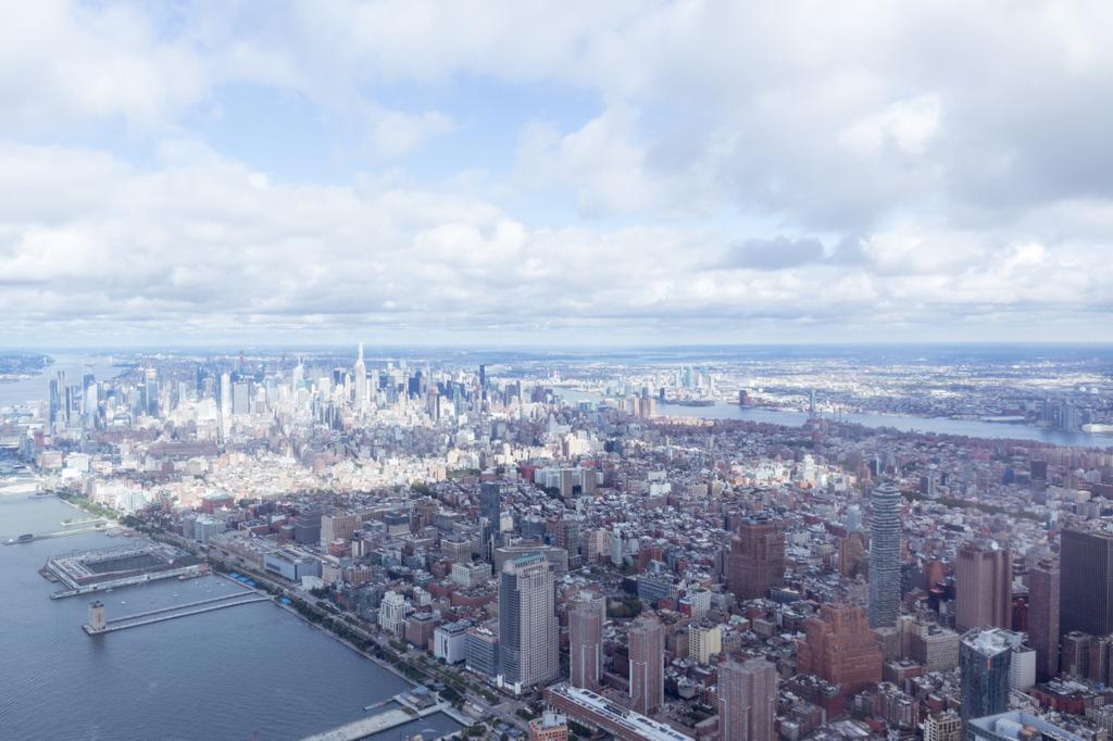 Widok z lotu ptaka drapaczy chmur w Nowym Jorku i pochmurnego nieba, Stany Zjednoczone Ameryki - Zdjęcie, obraz