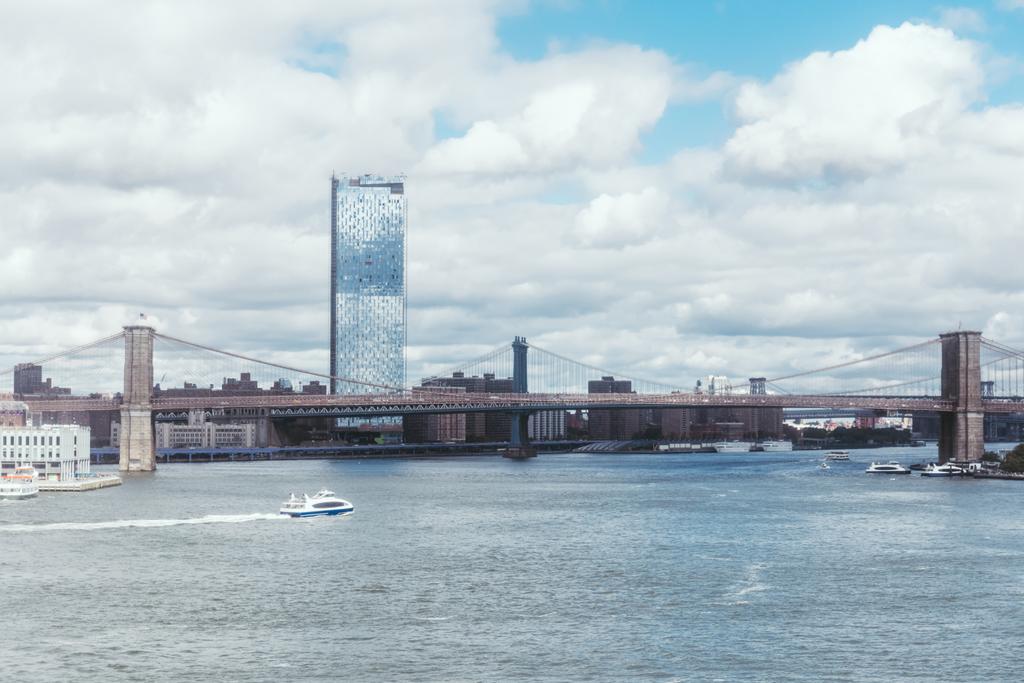 Городская сцена с Манхэттеном и Бруклинским мостом в Нью-Йорке, США
 - Фото, изображение