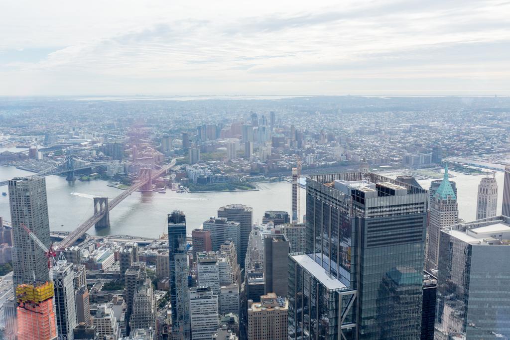 вид с воздуха на Манхэттен и Бруклинский мост в Нью-Йорке, США
 - Фото, изображение