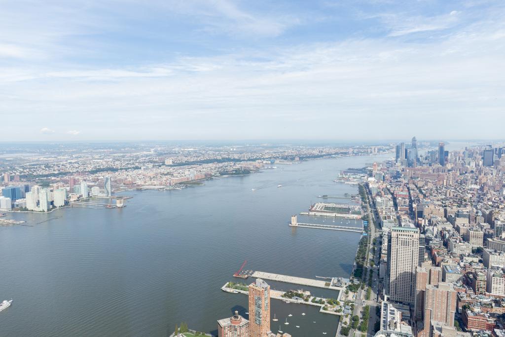 Αεροφωτογραφία των κτιρίων της Νέας Υόρκης και τον Ατλαντικό Ωκεανό, ΗΠΑ - Φωτογραφία, εικόνα