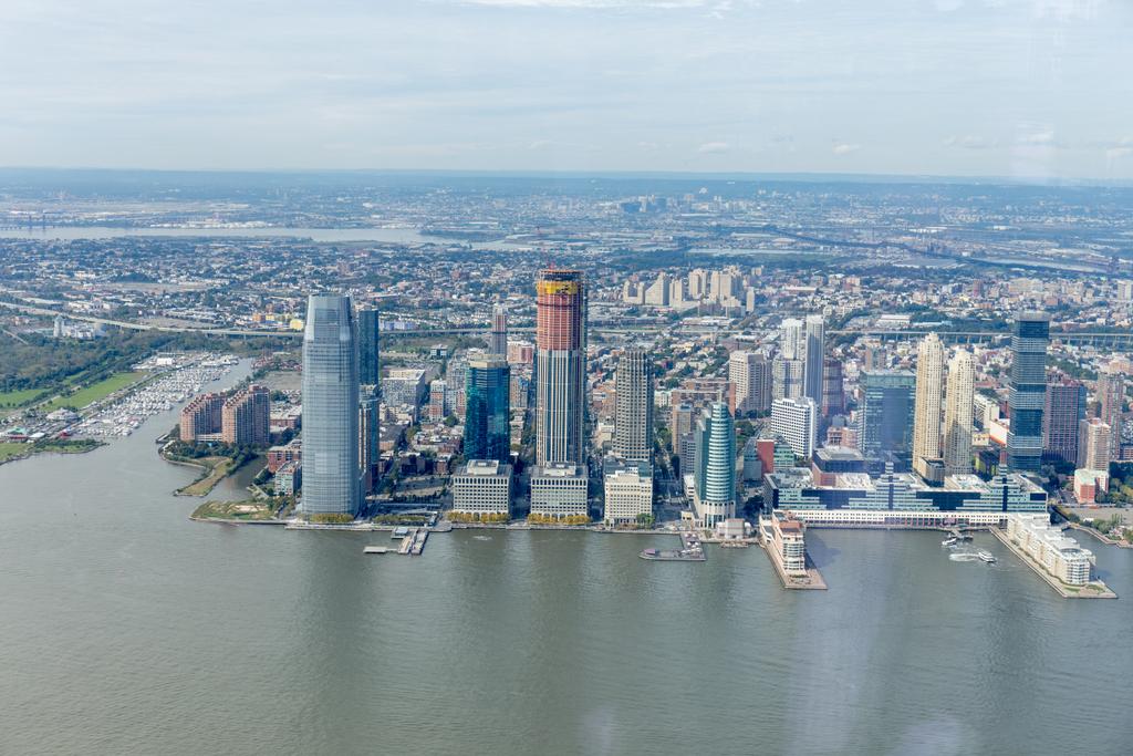 вид с воздуха на здания Нью-Йорка и Атлантический океан, сша
 - Фото, изображение