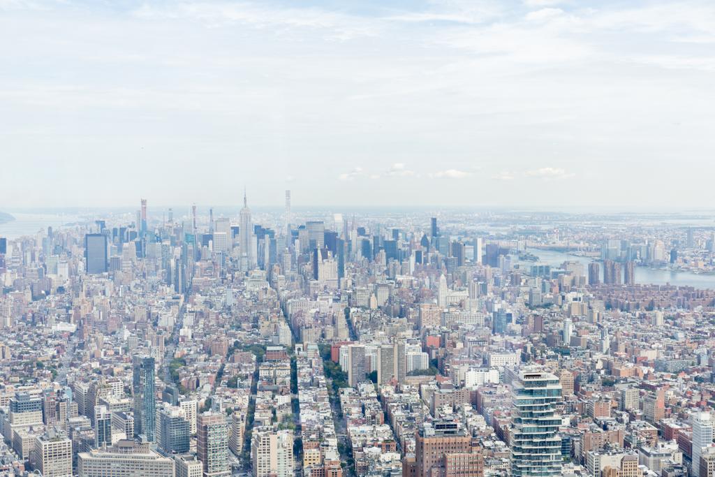 vista aérea de los rascacielos de Nueva York y el cielo nublado, EE.UU.
 - Foto, imagen