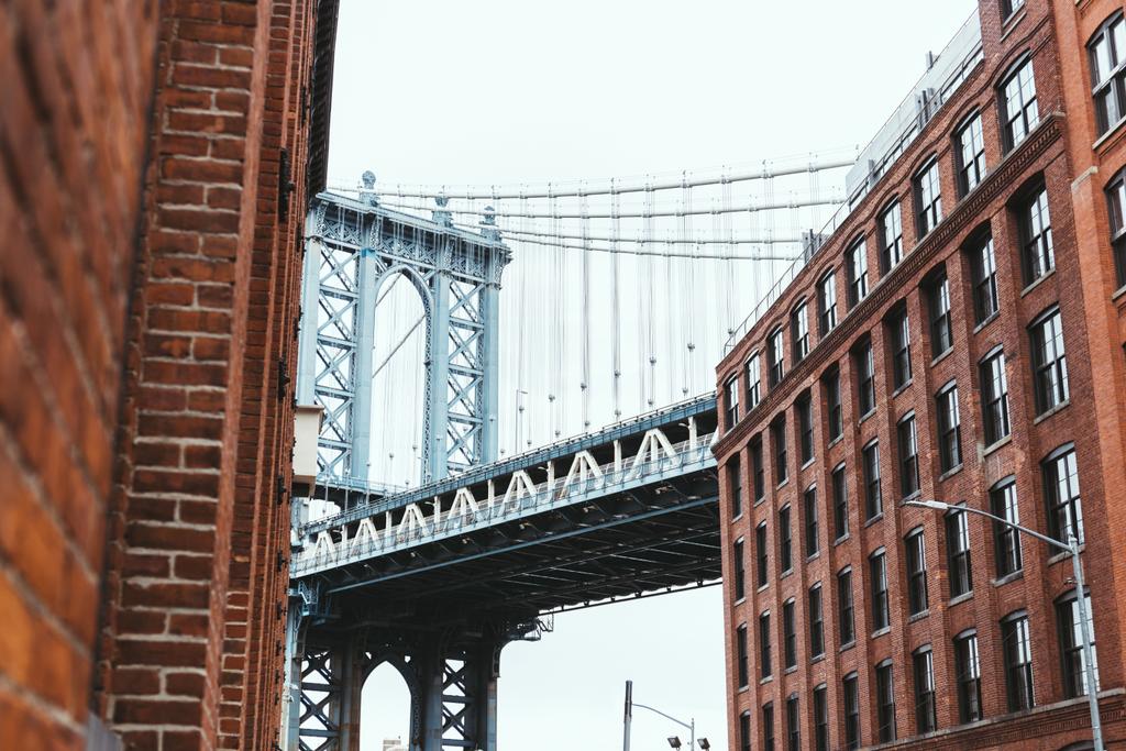 miejski scena z budynków i most brooklyn w Nowym Jorku, usa - Zdjęcie, obraz