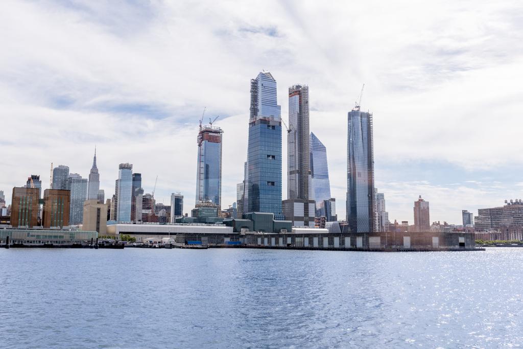 scenic view of new york buildings and atlantic ocean, сша
 - Фото, изображение