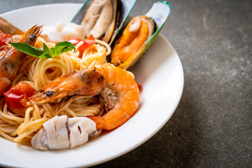 Tengeri tészta spagetti kagyló, fűrészes garnélarák, Squis, a kagyló és a paradicsom - olasz élelmiszer-stílusban - Fotó, kép