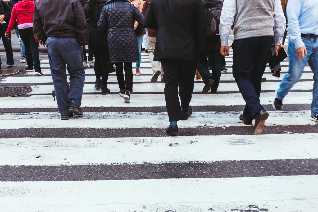 osittainen näkymä ihmiset ylittävät tien New Yorkissa, USA
 - Valokuva, kuva