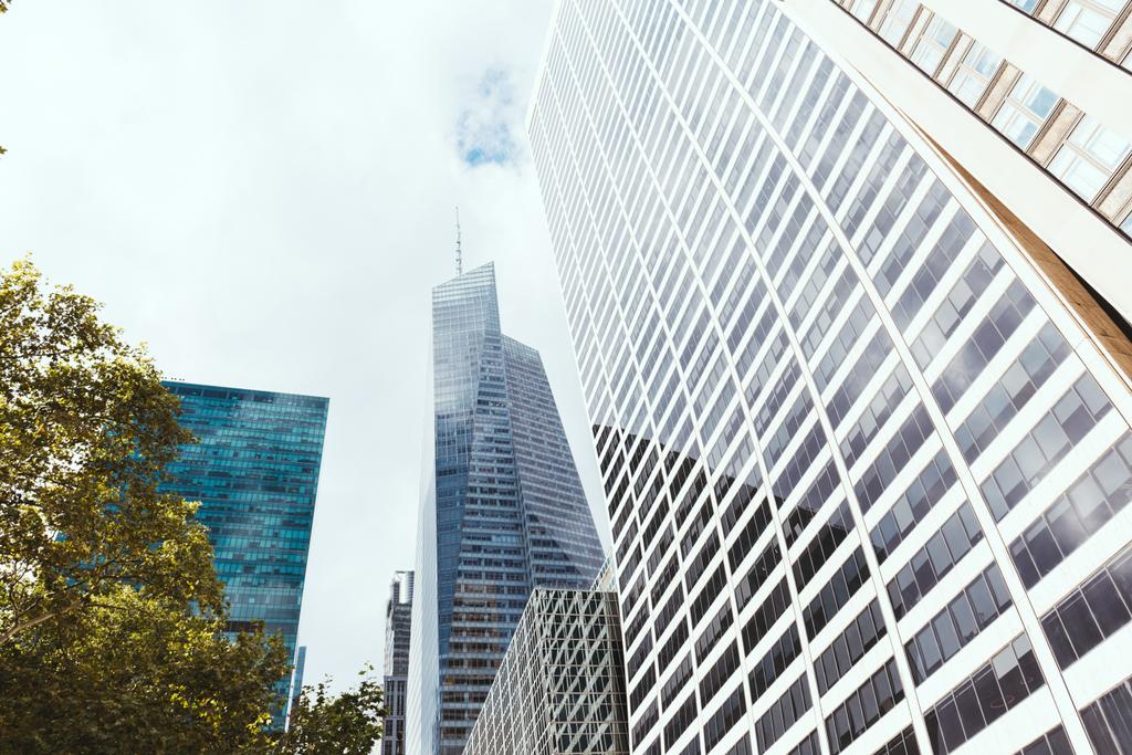 χαμηλή γωνία θέα των ουρανοξυστών στη Νέα Υόρκη, ΗΠΑ - Φωτογραφία, εικόνα
