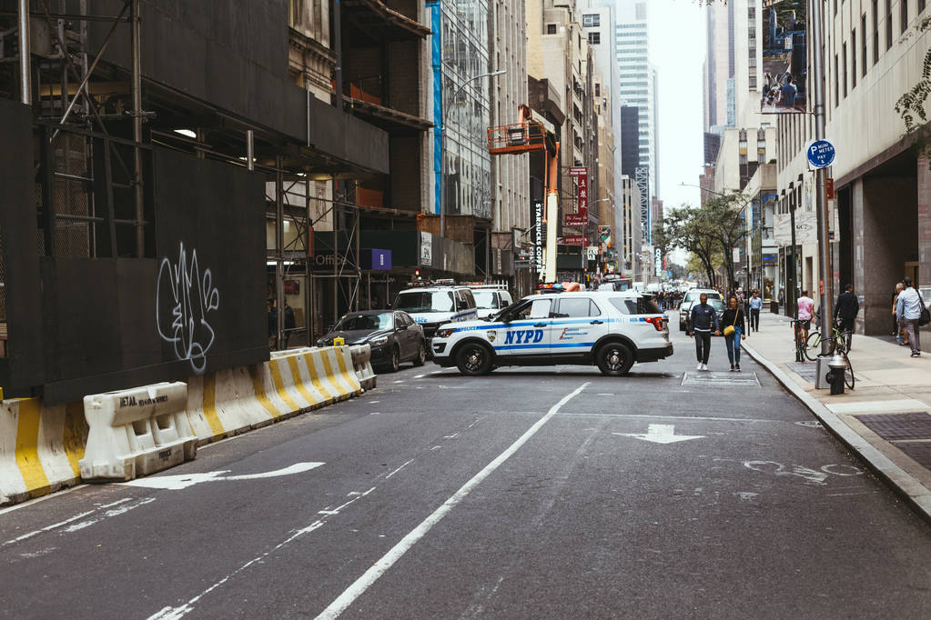 НЬЮ-ЙОРК, США - 8 октября 2018 года: городская сцена с улицей Нью-Йорка с полицейской машиной, сша
 - Фото, изображение