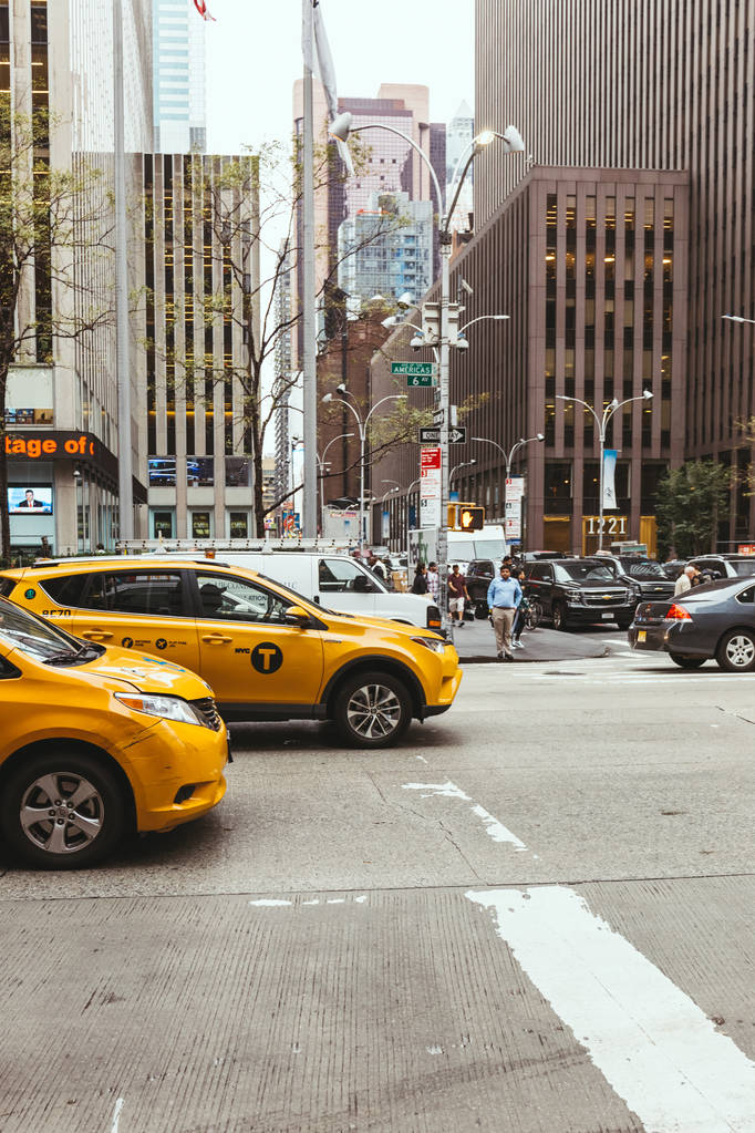 НЬЮ-ЙОРК, США - 8 октября 2018 года: городская сцена с жёлтыми такси и людьми на улице Нью-Йорка, сша
 - Фото, изображение
