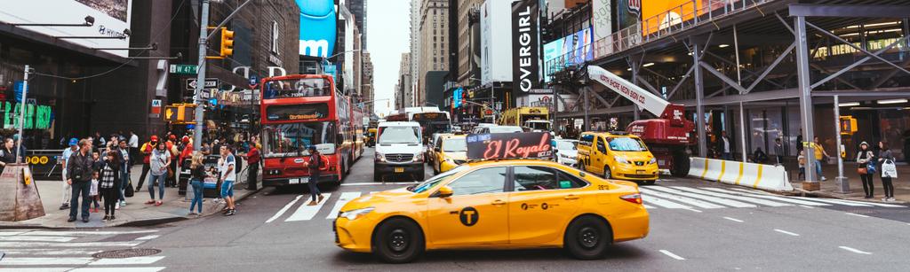 NUEVA YORK, EE.UU. - 8 de octubre de 2018: vista panorámica de taxis amarillos y personas en la ciudad de Nueva York, EE.UU.
 - Foto, Imagen