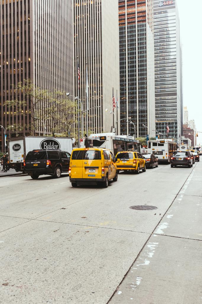 New York, Verenigde Staten - oktober 8, 2018: stedelijke scène met new york city street, auto's en wolkenkrabbers, Verenigde Staten - Foto, afbeelding