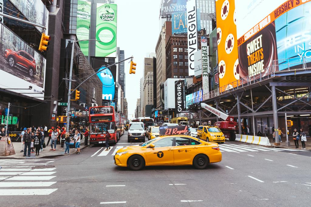 Times Square, Nowy Jork, Usa - zm. 8 października 2018: miejski scena z zatłoczonych times square w Nowym Jorku, Stany Zjednoczone Ameryki - Zdjęcie, obraz
