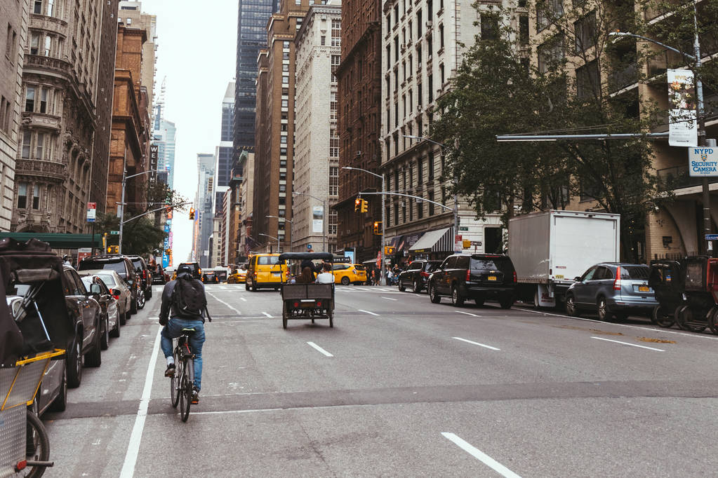 НЬЮ-ЙОРК, США - 8 октября 2018 года: городская сцена с улицей Нью-Йорка, сша
 - Фото, изображение