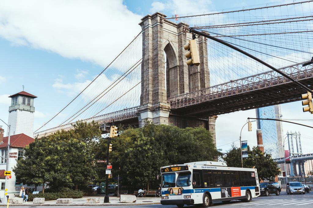 ブルックリン ブリッジとニューヨーク市のストリート、米国ニューヨーク、アメリカ合衆国 - 2018 年 10 月 8 日: 都市のシーン - 写真・画像