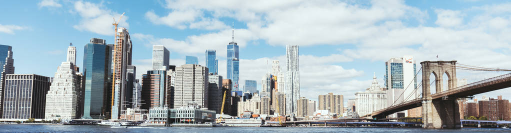 Манхеттен, Нью-Йорк, США - 8 жовтня 2018: панорамний вид Манхеттена і Бруклінського мосту в Нью-Йорк, США - Фото, зображення