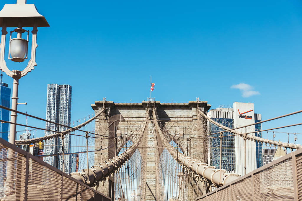 PUENTE DE BROOKLYN, NUEVA YORK, EE.UU. - 8 DE OCTUBRE DE 2018: hermosa vista del puente de Brooklyn sobre fondo azul del cielo, Nueva York, EE.UU.
 - Foto, imagen