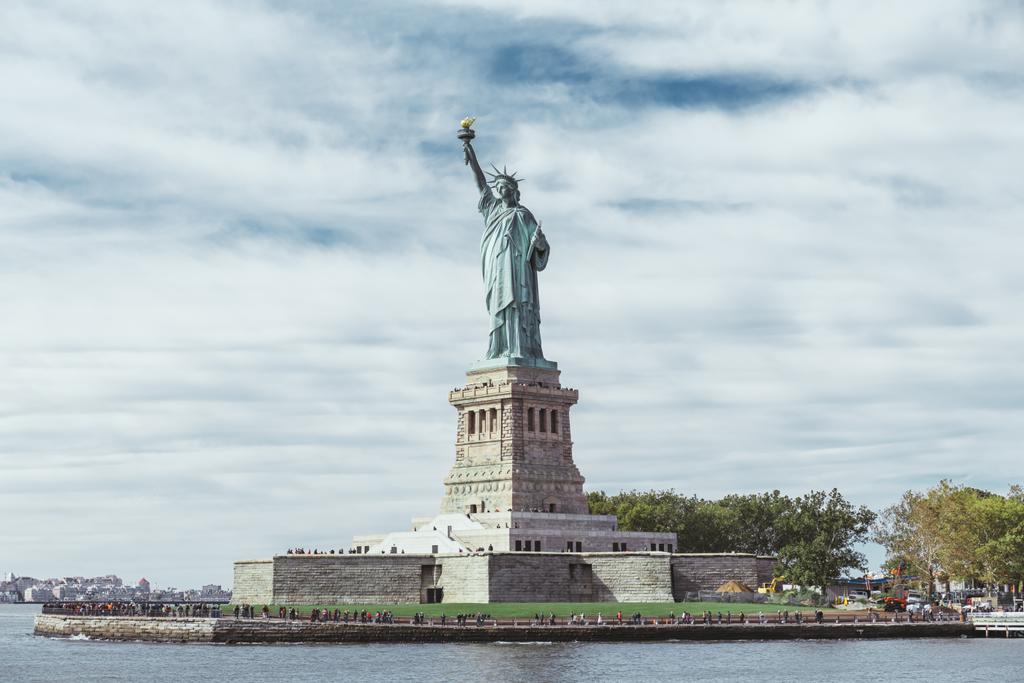 Statua wolności, Nowy Jork, Usa - 8 października 2018: Statua wolności w Nowym Jorku w tle niebieski niebo pochmurne, Stany Zjednoczone Ameryki - Zdjęcie, obraz