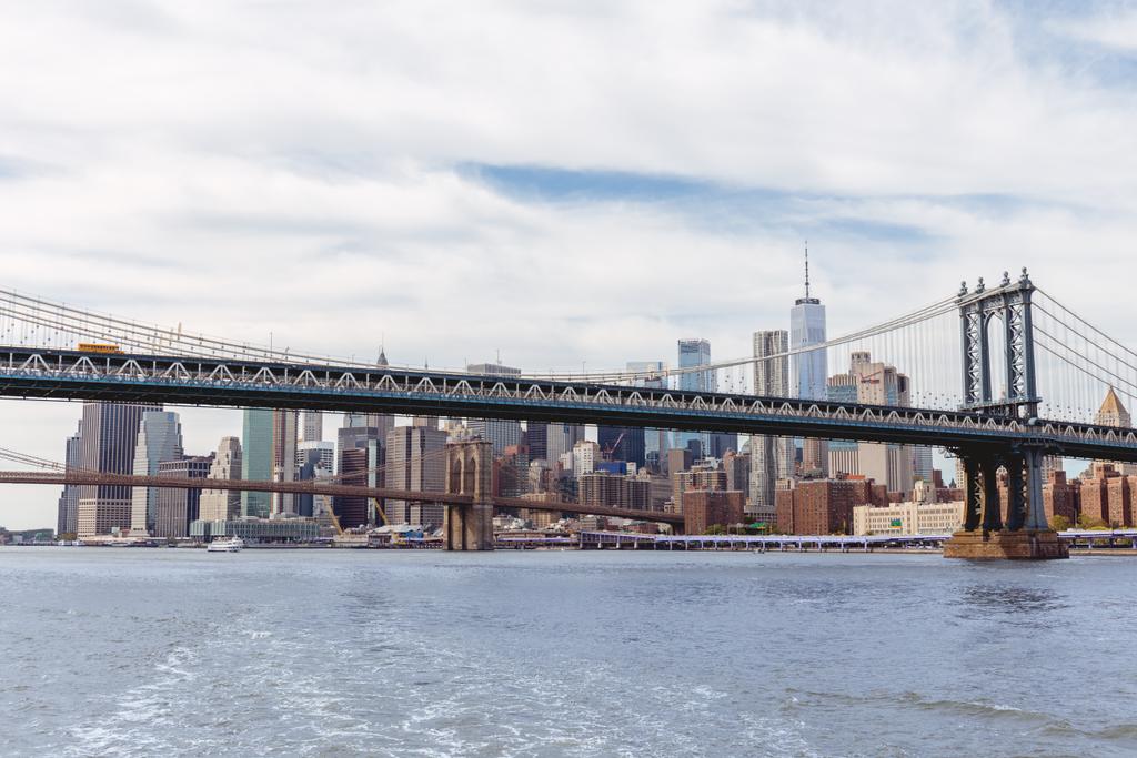 MANHATTAN, NEW YORK, USA - OCTOBER 8, 2018: beautiful view of manhattan and brooklyn bridge in new york, usa - Photo, Image