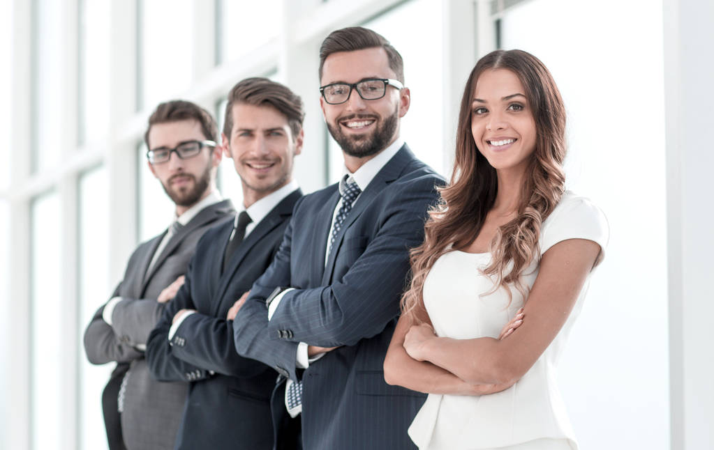 succesvol business team staan in een helder kantoor - Foto, afbeelding