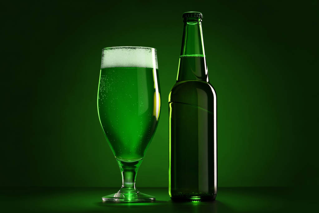 A garrafa e o copo de cerveja no Dia de São Patrício. Enquadramento verde
. - Foto, Imagem