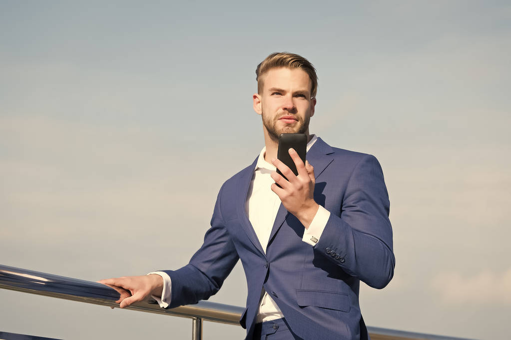 Empresario en traje de negocios con teléfono móvil, nueva tecnología - Foto, imagen