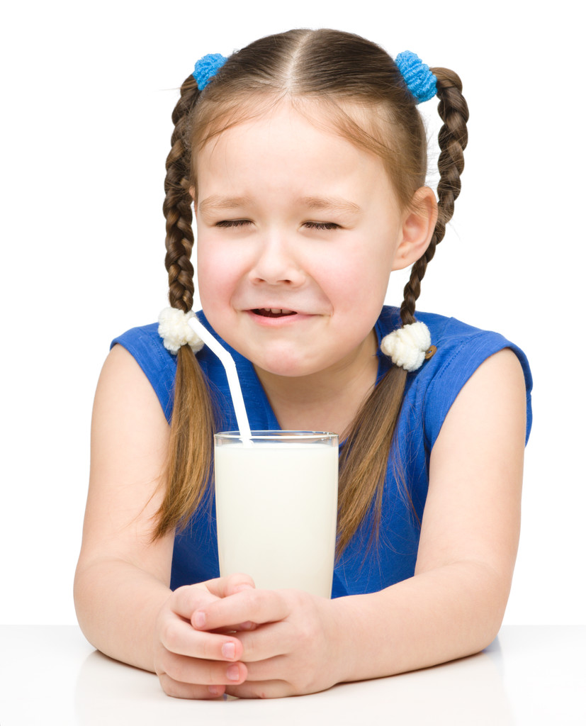 bir bardak süt ile üzgün küçük kız - Fotoğraf, Görsel