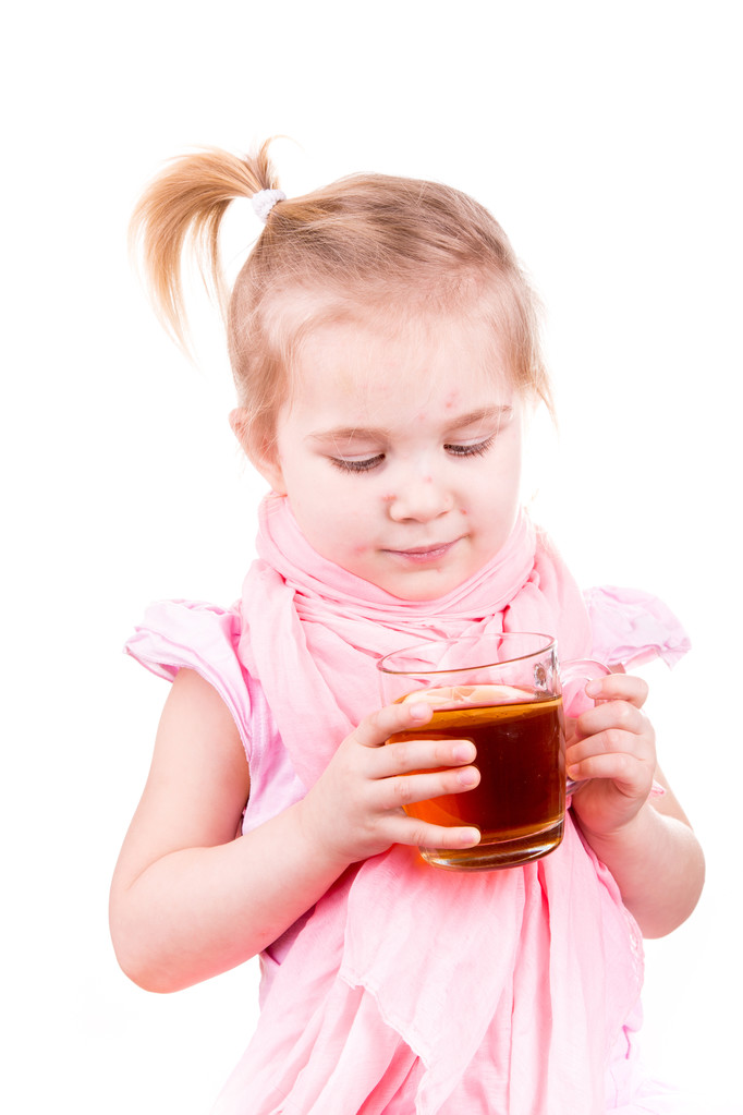 krankes kleines Mädchen mit Windpocken trinkt Tee mit Zitrone - Foto, Bild