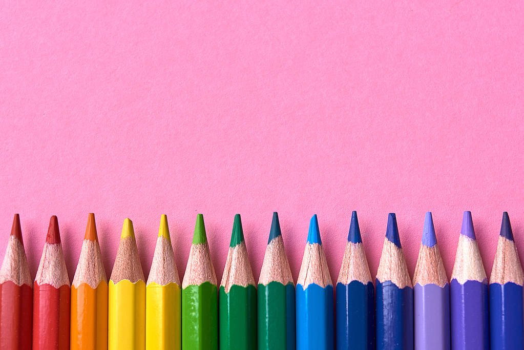 パステル カラー、ピンクの背景の虹色のカラフルな鉛筆をクローズ アップ。カラフルな鉛筆の設定、領域をコピーします。クレヨン。トップ ビュー フラット横たわっていた。学校、大学の概念に戻る。抽象的な背景 - 写真・画像