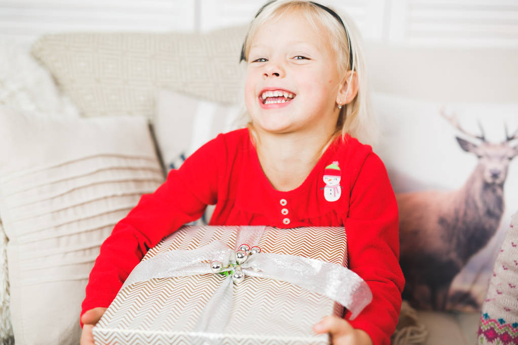Портрет милої маленької красивої дівчинки з подарунковою коробкою
 - Фото, зображення