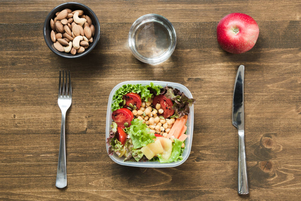 Gemüsesalat für das Büro-Mittagessen im Container auf einem Holztisch. Konzept einer gesunden Ernährung. Lunchbox. - Foto, Bild