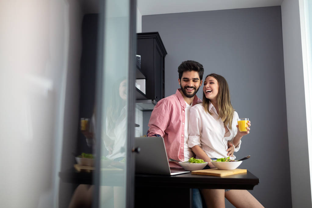 Šťastný pár si užívá snídani společně doma. - Fotografie, Obrázek