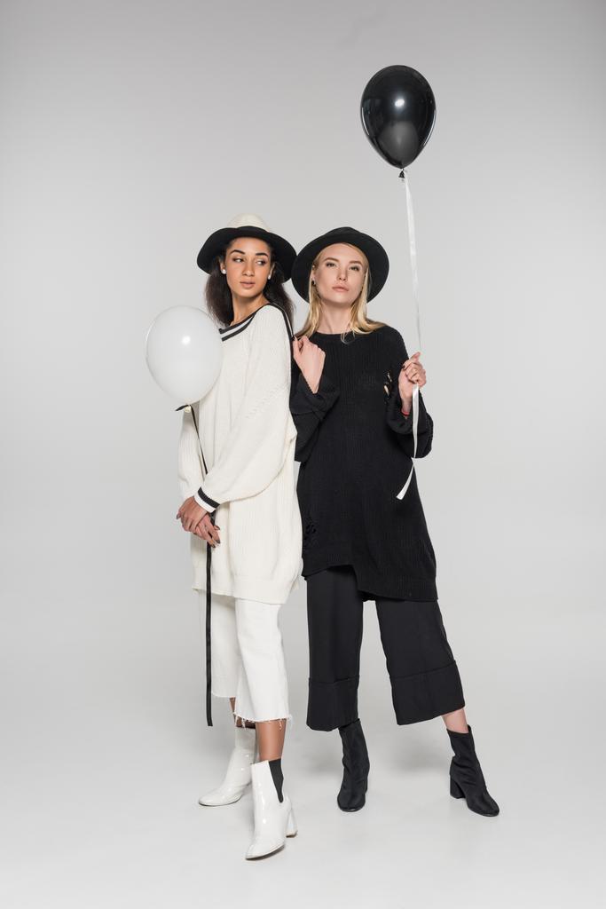 multikulturális Szépasszony pózol a két fehér léggömbök fekete-fehér ruhát - Fotó, kép
